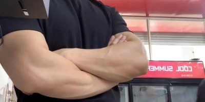 太凸了,寸头爷们肌肉太顶了!浙江一生煎店老板身材太好被抓拍! 太凸了,寸头爷们肌肉太顶了!浙江一生煎店老板身材太好被抓拍!