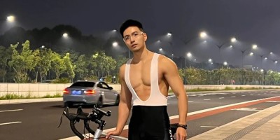 樱花树下的骑行肌肉帅哥，春天自带猛男粉！