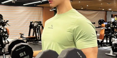 温润如玉的27岁正装男神，183cm重庆健身运动博主，宽阔肩膀大杯胸，这麒麟臂壮的像雷神之锤