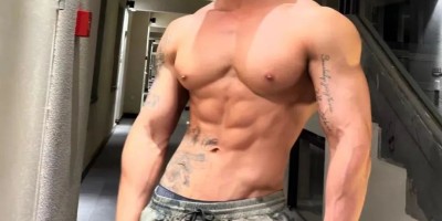 188cm精壮型男海边秀肌肉，简直太顶了~