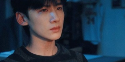 32岁演高中生被央视猛夸！白敬亭一身肌肉，扯下多少演员的‘遮羞布