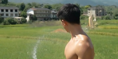 重庆运动男穿灰裤子湿透脱?!粗壮长腿太大太性感了!! 重庆运动男穿灰裤子湿透脱?!粗壮长腿太大太性感了!!