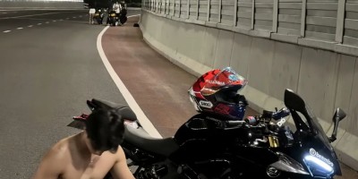 街头深夜偶遇不穿衣服的大胸肌机车小伙!