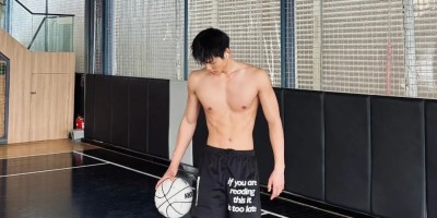 190CM泳裤薄肌体育生模特，腰长腿长的肌肉小狼狗帅弟弟！