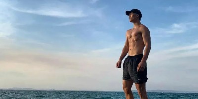 贵州某大学肌肉老师走红，硬朗的长相和魁梧的身材，简直是行走的衣架子