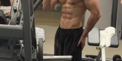 男摄盯上的北体八块腹肌黑皮帅哥，洗澡照太顶了！