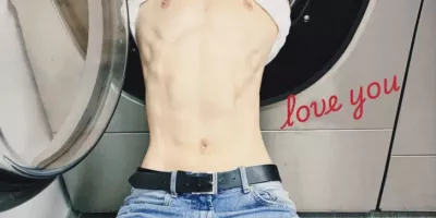 00后帅哥靠腹肌疯狂斩男……