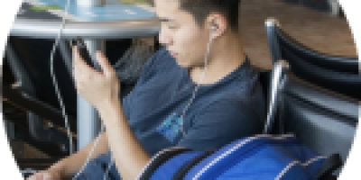 山西190CM体育生撩衣露腹肌被摸，？灰裤子大长腿！