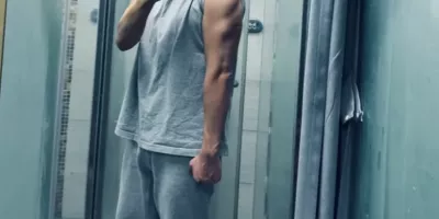 23岁一级游泳运动员自拍真好看！黝黑长腿腿穿太短 ​​​！