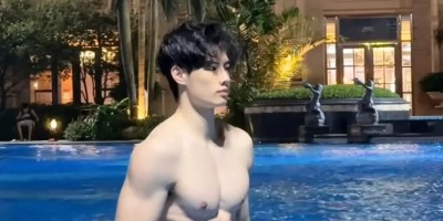 成都188男大游泳教练，腹肌长腿超级诱惑!私下玩的真花....