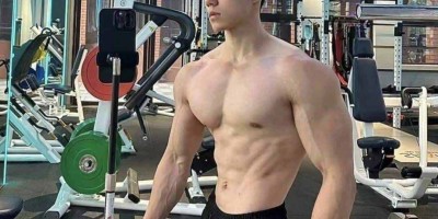 今天这个大鼻子帅哥的肌肉身材也太赞了 胸肌好壮