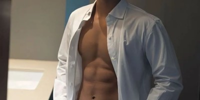 沙滩上穿紧身泳裤的黑皮肌肉小哥，腿毛茂盛性张力十足！