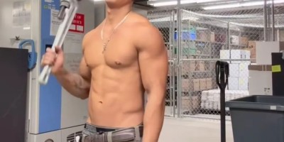 水电修理工裤子穿太低被采访?太敢拍了根本挡不住 ! 水电修理工裤子穿太低被采访?太敢拍了根本挡不住 !