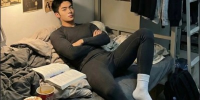 189钻石男高体育生宿舍脱白袜诱惑舍友？舍友：真香....