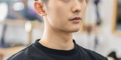 “头发粗硬”的男生更合适剪什么发型？试试这3款，潮流又帅气！