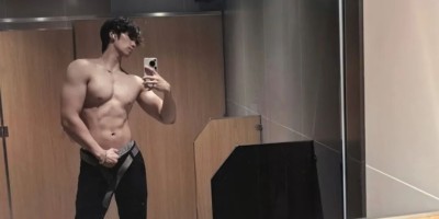 广体185男大体育生厕所秀肌肉大包？发育的真好！