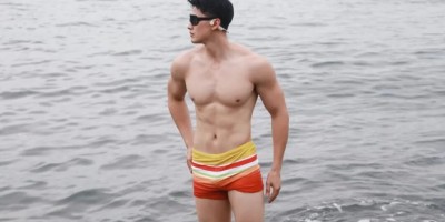 白袜长腿硬汉体育生大秀肌肉？47码大脚太诱人....