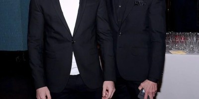 83岁CK创始人携36岁肌肉男友出席活动，差点摔跤没人扶…网友神评：“肌肉男等着继承遗产呢！”