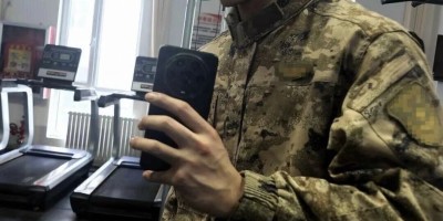 退役肌肉兵哥和55岁女子相恋！网友：这哥之前不是喜欢男的吗？