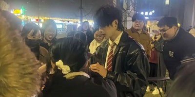 疑似约P还装gay？这个帅哥为了涨粉也是拼了……