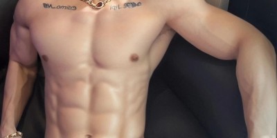 那个开冰箱的肌肉男模找到了！在ins上穿这么少……