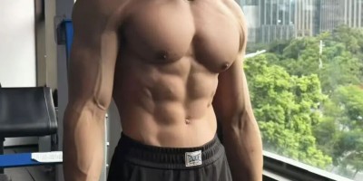 来自广州的自由教练大秀虎头肩和圣诞树背肌