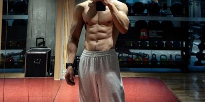 这个肌肉帅哥，让我想起了邻家大哥的倒三角和麒麟臂。