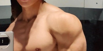 荷尔蒙爆表！这位“卡拉米”用腹肌和远方，定义了新一代的“野性”与“自律”！