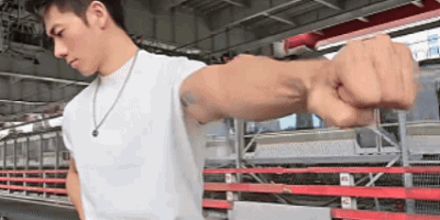 撞脸许光汉的帅哥视频流出，网友：GV电车系列？……