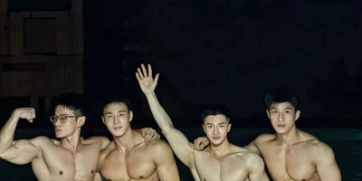 酒店泳池夜泳 一下子遇到4位肌肉猛男