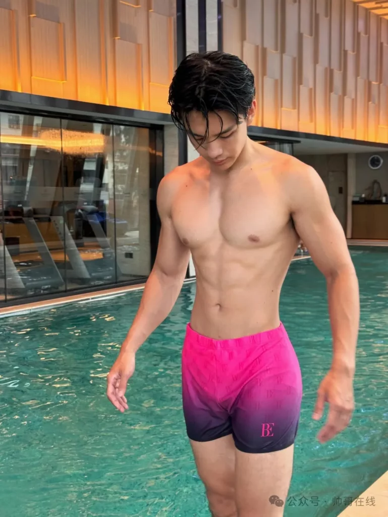 腹肌游泳体育生私教，童颜肌肉男菩萨也太有料了!