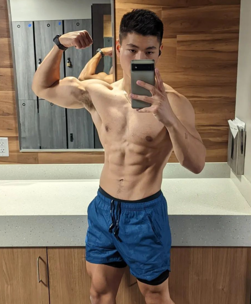 推上 33 万粉的超火网红肌肉小哥，穿灰裤子真实力！