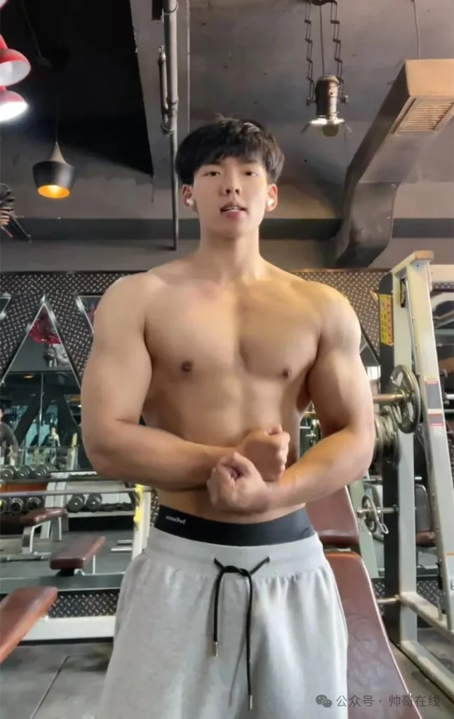 肌肉学弟不输体育生，弟弟这角度真胸到我了！