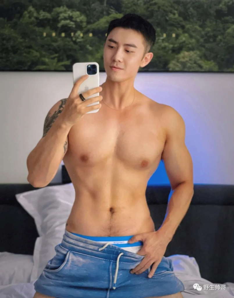 野生体育生自拍照太可了，身材真棒