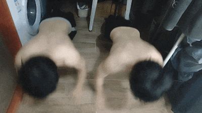 双胞胎白皮肌肉男大帅哥，两个薄肌运动男的双倍快乐谁懂啊?