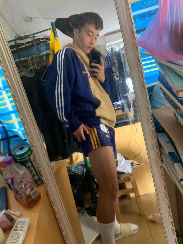 长沙这枚小哥哥穿运动裤自拍太可了，长的真大器