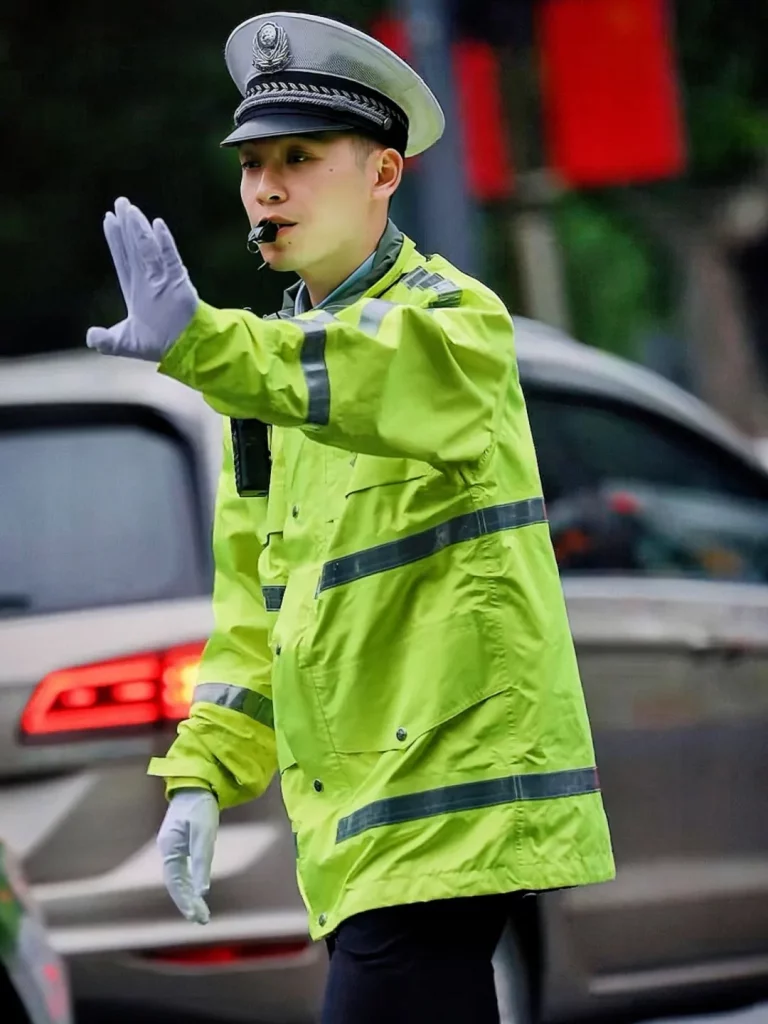 自贡这枚交警太帅火了！治愈系笑容配上大长腿谁不心动？