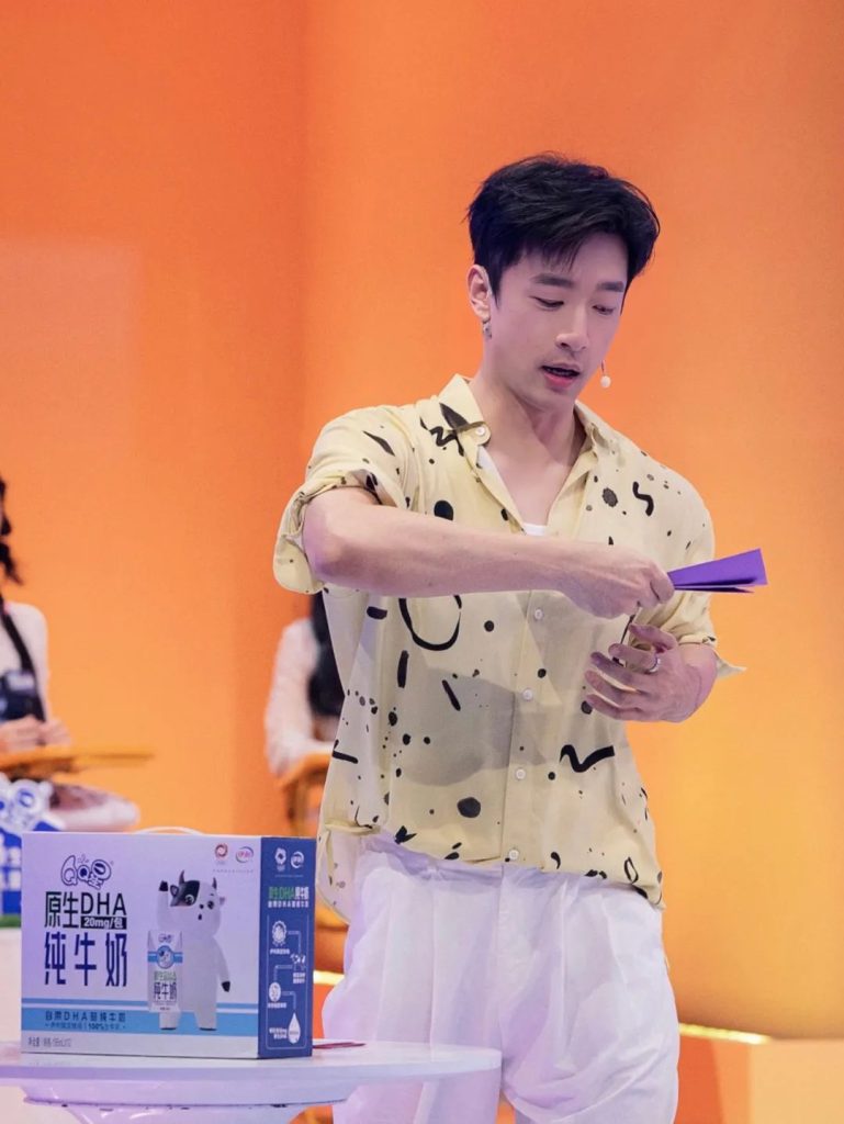 《歌手》里最帅的是他？亚当在他面前都害羞了！