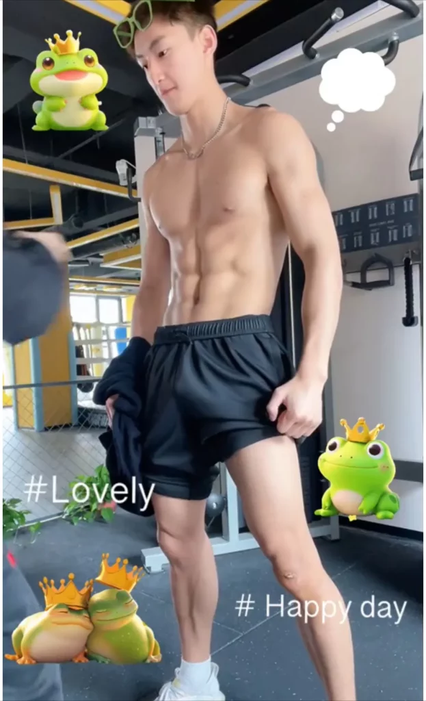 山西 190CM 体育生撩衣腹肌被摸，都爱长腿灰裤子！
