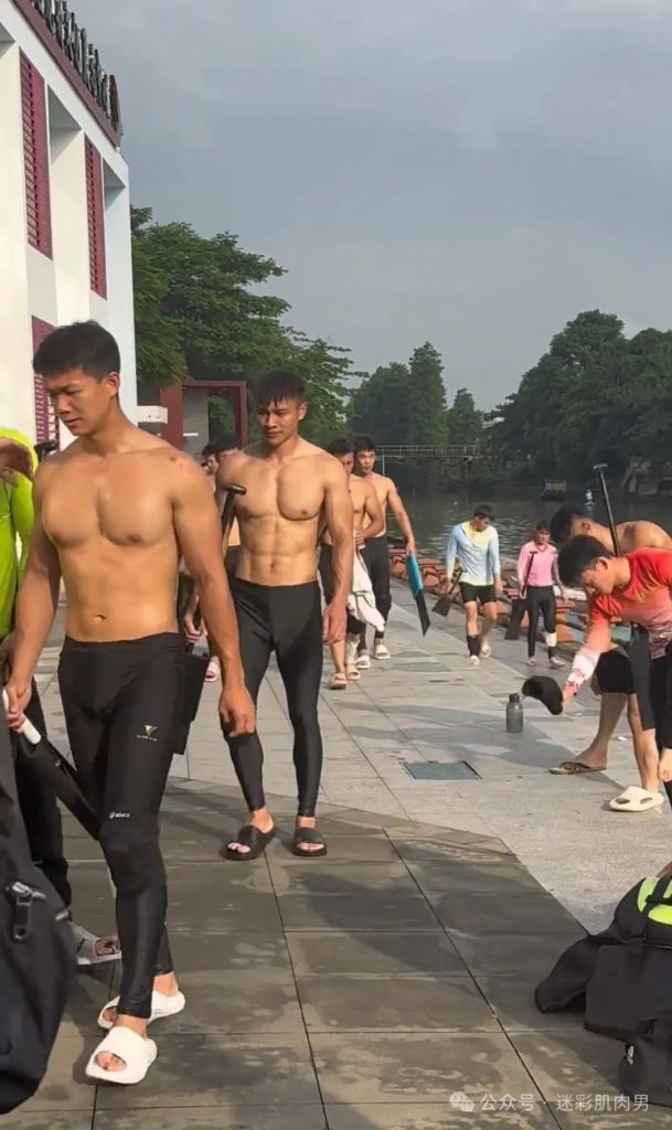 划龙舟穿紧身裤的运动男边走边脱？