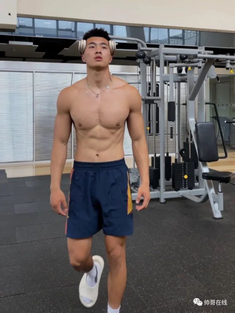 地铁抓拍 185CM 黑皮肌肉体育生，野生狼系帅哥长腿腹肌实力惊人！