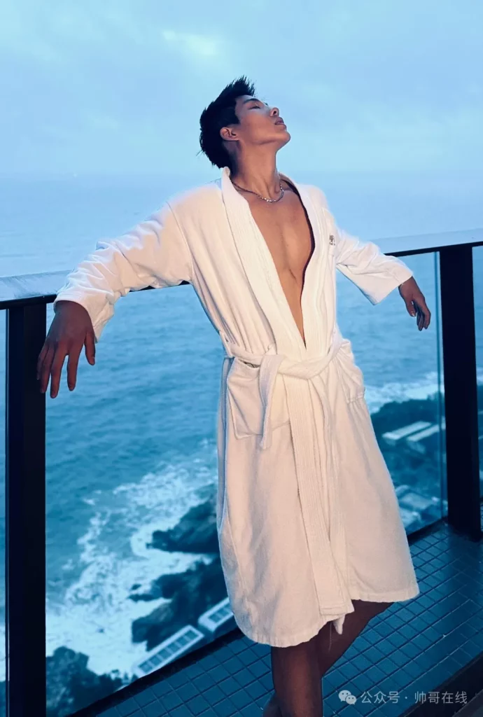 童颜暴肌健身私教，奶狼反差踩中了很多人的审美点上！