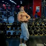 北京肌肉男穿灰裤子自拍，画面尴尬了....
