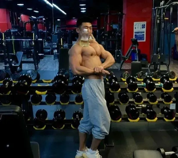 北京肌肉男穿灰裤子自拍，画面尴尬了....