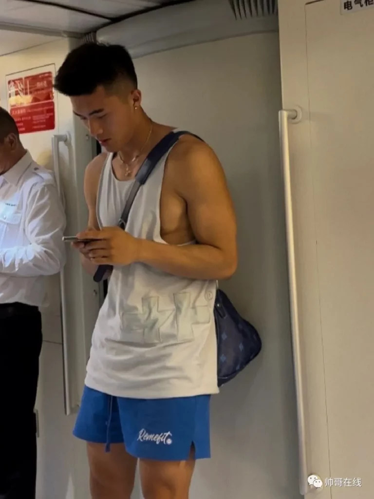 地铁抓拍 185CM 黑皮肌肉体育生，野生狼系帅哥长腿腹肌实力惊人！