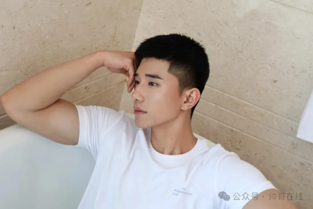 内娱新晋男菩萨赵仁杰拍拳击写真，寸头肌肉男友张力满了！