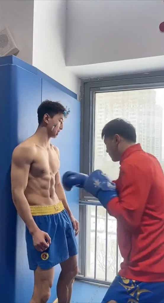 山西 190CM 体育生撩衣腹肌被摸，都爱长腿灰裤子！