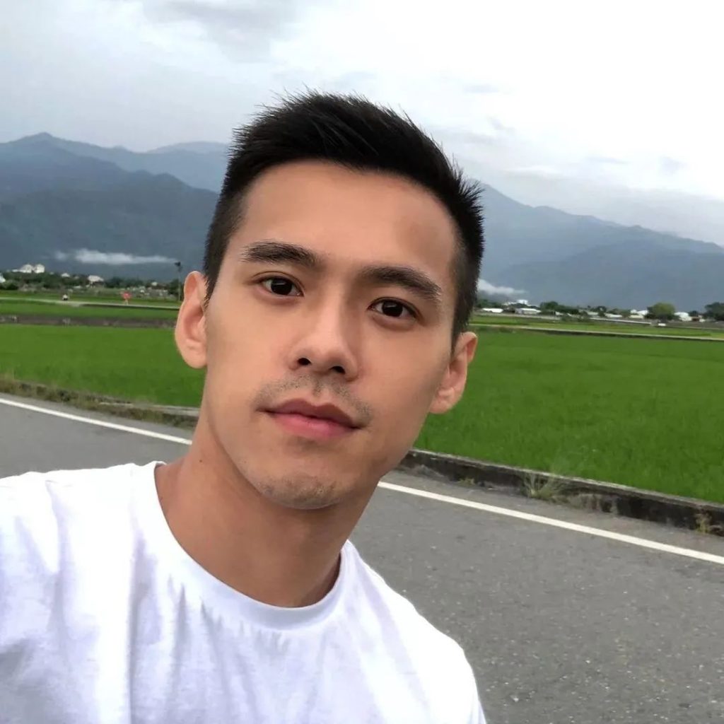 非常帅气的肌肉男护士