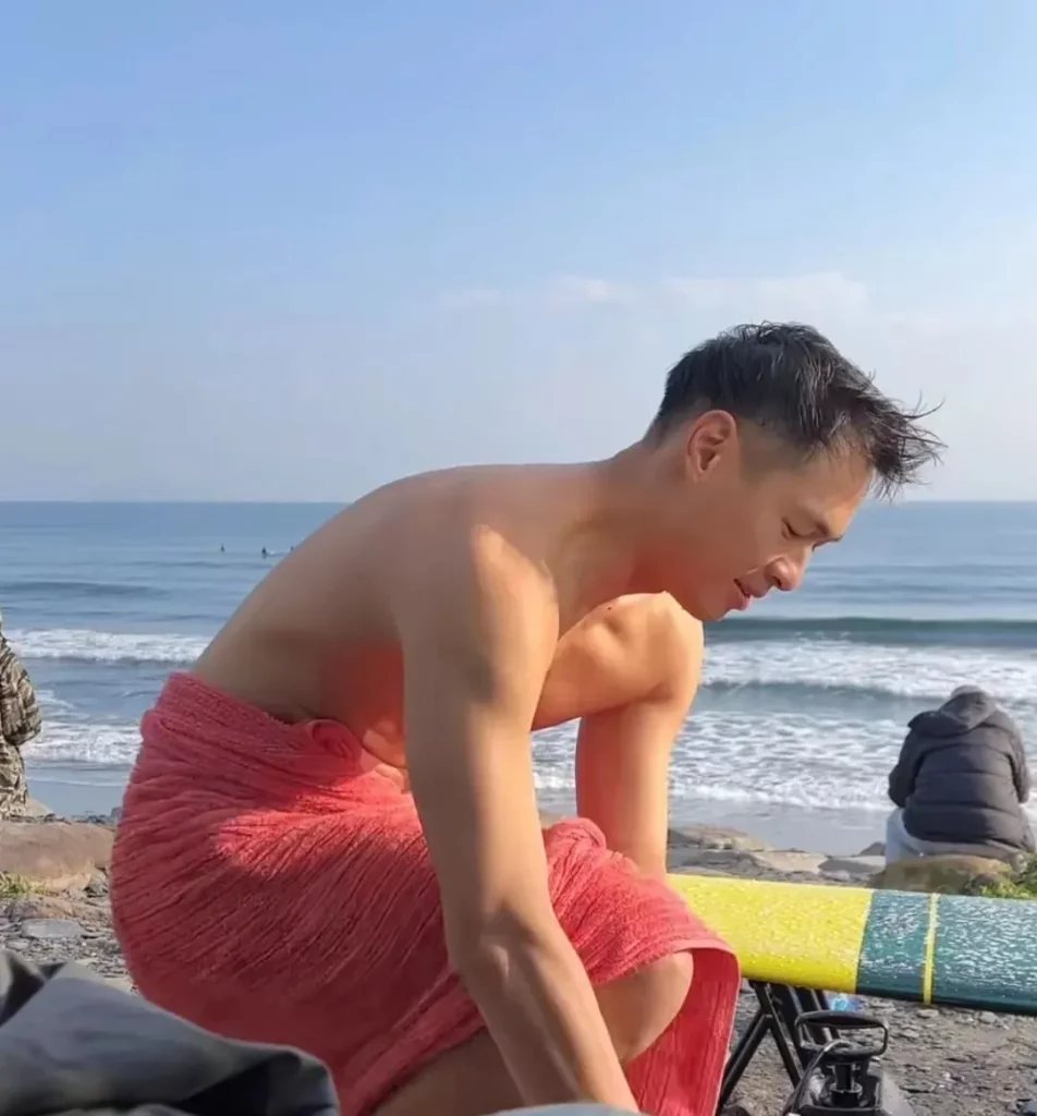 杨佑宁不穿内裤吊滑索，勒得很好看！