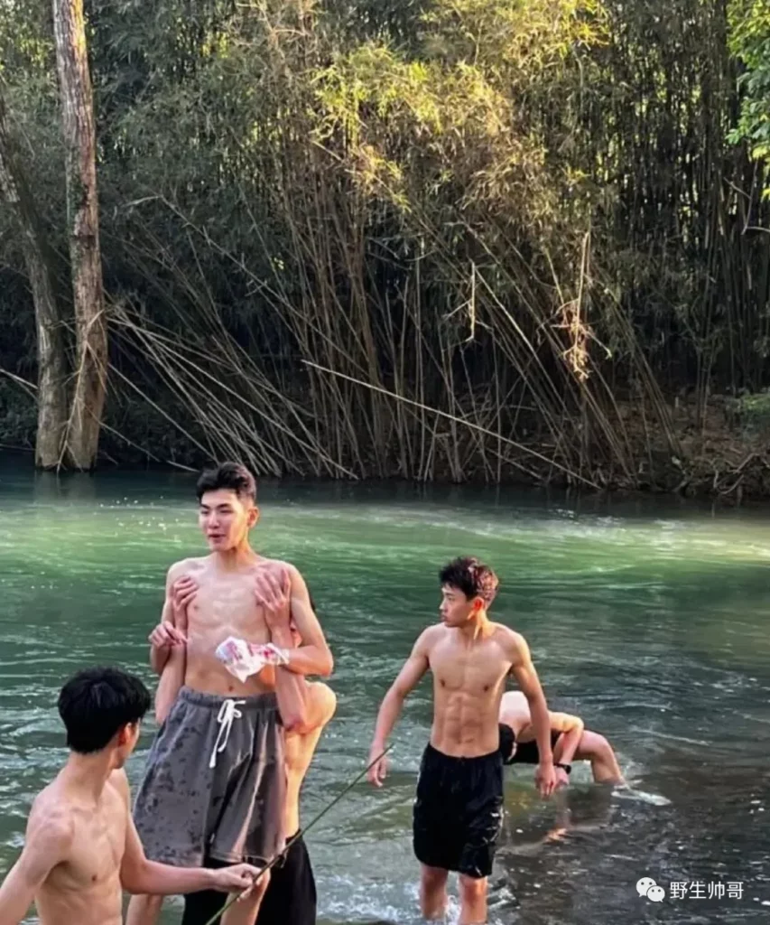 和体育生一起去玩水湿身，差点把班长的裤子扯掉啦